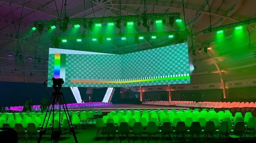 Multi-projection · flown screen